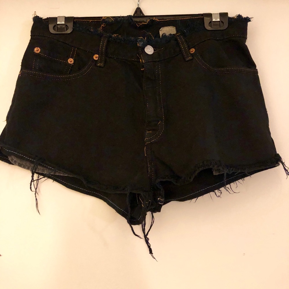 Black Levi’s denim shorts